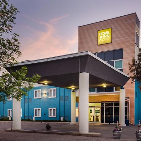 Home Inn Medicine Hat Bagian luar foto