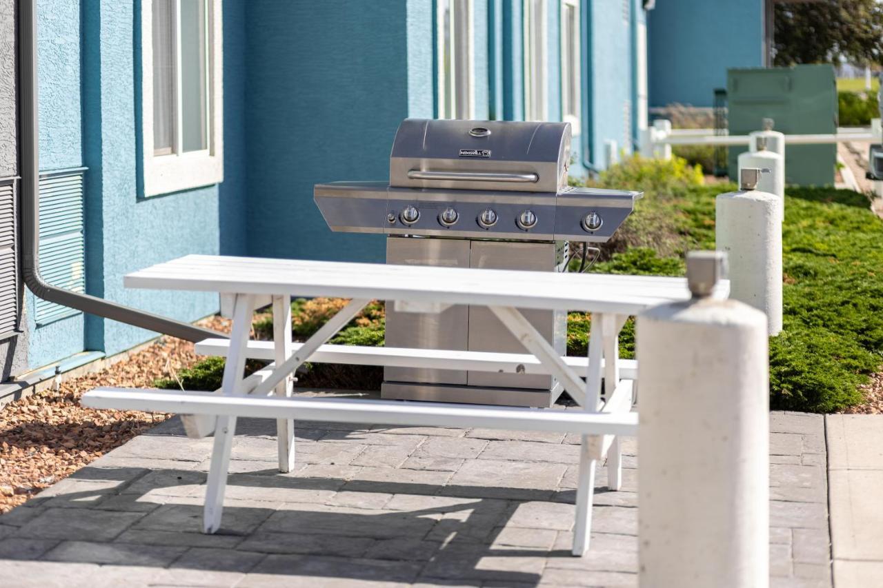 Home Inn Medicine Hat Bagian luar foto