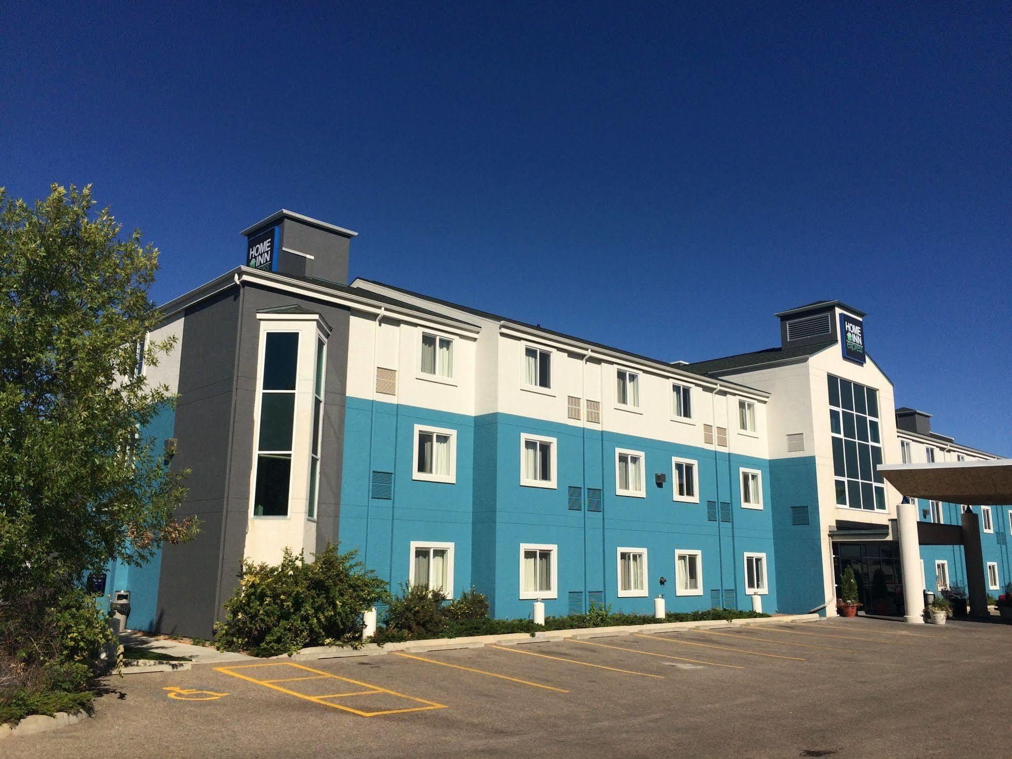 Home Inn Medicine Hat Bagian luar foto