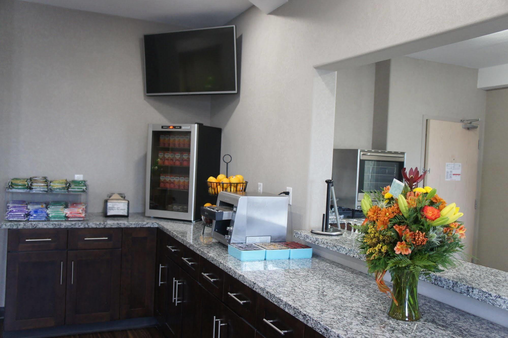 Home Inn Medicine Hat Bagian luar foto