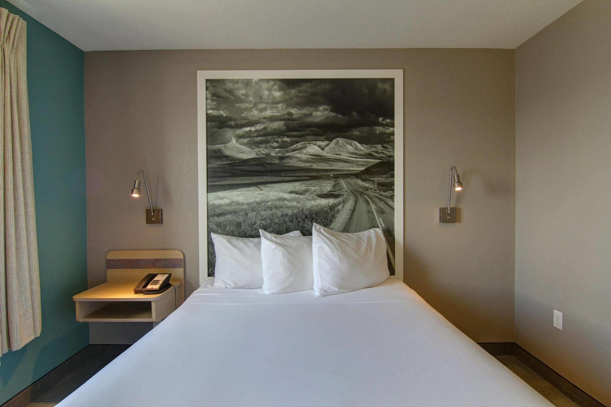 Home Inn Medicine Hat Bagian luar foto